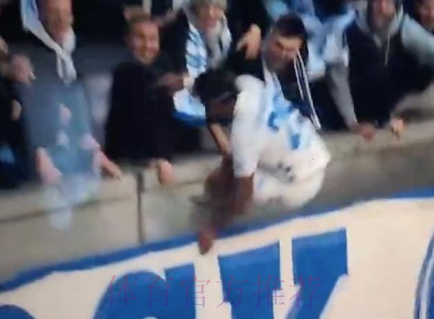 球员庆祝时跳广告牌 掉到1层楼高的深坑：希特勒在任时德国人挖的